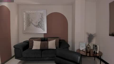 alinakravitz_ online show from April 7, 2026, 6:08 pm