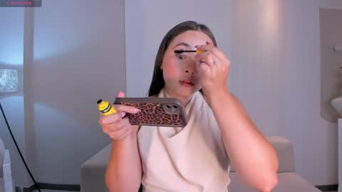 alinakravitz_ online show from April 12, 2026, 3:39 pm