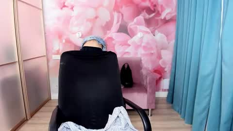 Snapshot of alinamoor chatting on November 24, 2025, 6:35 am AlinaMoor online show from November 24, 2025, 6:35 am