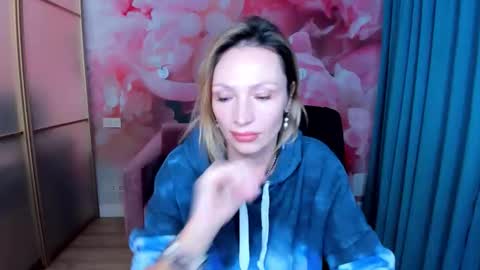 Snapshot of alinamoor chatting on December 20, 2025, 12:45 pm AlinaMoor online show from December 20, 2025, 12:45 pm