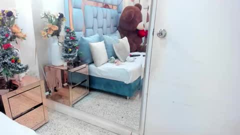 alinamoretz online show from December 17, 2025, 2:50 am