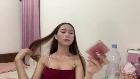 Snapshot of alinebessmer chatting on May 31, 2026, 5:48 am Suki online show from May 31, 2026, 5:48 am