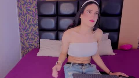 Snapshot of alisonn_doll_ chatting on December 18, 2025, 8:37 pm Alison online show from December 18, 2025, 8:37 pm