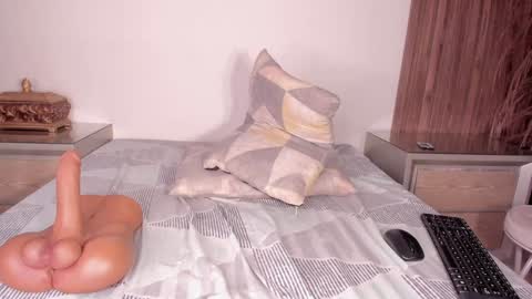 Snapshot of alisoon_moon chatting on February 7, 2025, 2:15 pm Alison Moon online show from February 7, 2025, 2:15 pm
