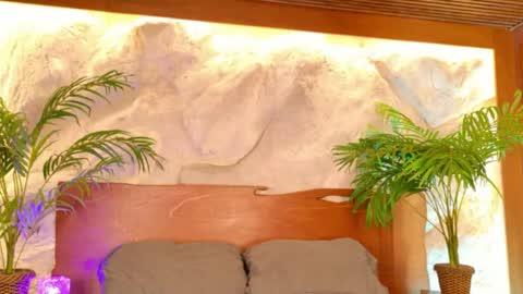 Alison Moon  online show from May 25, 2026, 10:49 pm