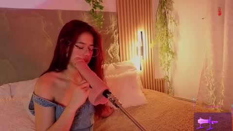 Mia online show from October 13, 2025, 2:33 am