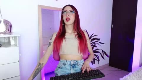 alissesallie_ online show from January 24, 2025, 11:56 pm