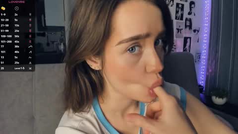 Alivia online show from November 11, 2025, 9:42 am