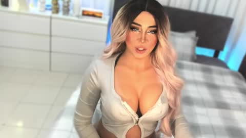 Miss Gia online show from November 23, 2025, 1:05 am