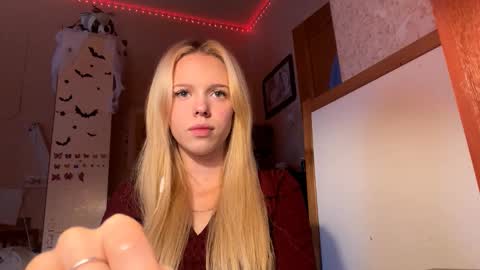 Lina online show from November 3, 2025, 9:43 am