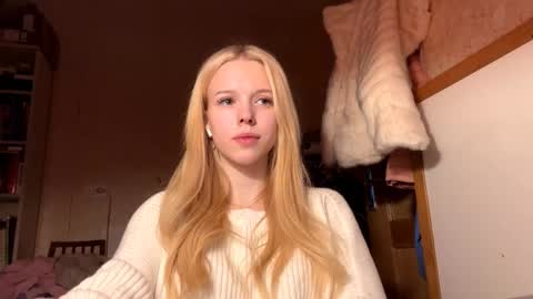 Lina online show from November 25, 2025, 6:13 am