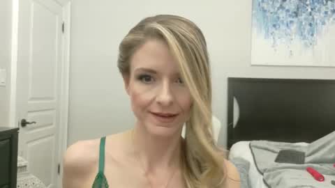 Snapshot of alluring_aurora_amor chatting on March 4, 2025, 2:49 am Aurora online show from March 4, 2025, 2:49 am