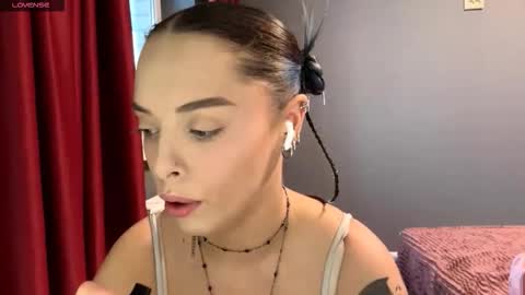 Esme online show from December 4, 2025, 9:18 am