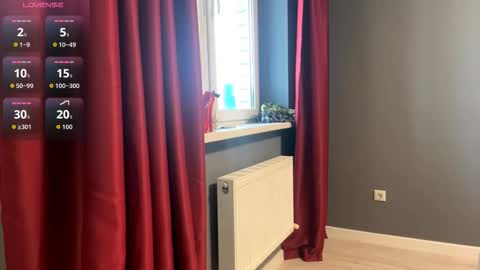 Esme online show from December 15, 2025, 10:52 am