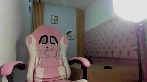 alluringangel01 online show from November 3, 2025, 3:19 am