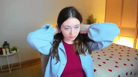 alluringeyess online show from May 17, 2026, 4:47 pm