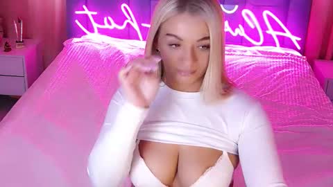 AlwaysHot online show from October 8, 2025, 2:31 am