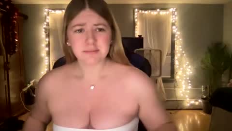Snapshot of allyanalangel chatting on February 13, 2025, 10:43 pm allyanalangel online show from February 13, 2025, 10:43 pm