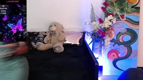 alma_art_ online show from February 17, 2025, 3:58 am