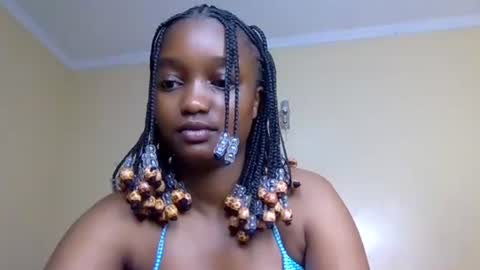 Snapshot of alora_bby chatting on November 18, 2025, 12:38 am Elly online show from November 18, 2025, 12:38 am