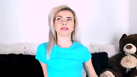 Snapshot of alyblonde chatting on February 4, 2026, 2:01 pm aly online show from February 4, 2026, 2:01 pm