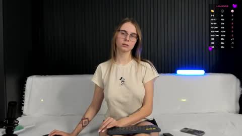 Alena online show from December 2, 2025, 6:25 pm