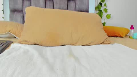 alyssia online show from September 9, 2025, 1:54 pm