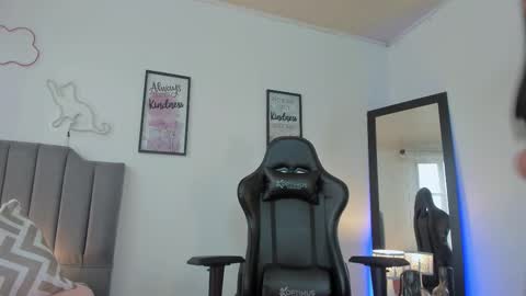 Snapshot of amaia_monet chatting on November 17, 2025, 7:41 pm Hi Im AmaiaHelp me reach 100 likes online show from November 17, 2025, 7:41 pm