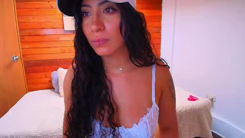 Snapshot of amber_curly chatting on September 24, 2025, 8:34 pm amber_curly online show from September 24, 2025, 8:34 pm