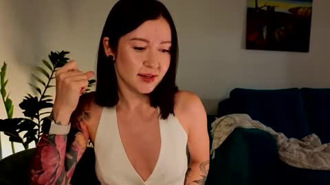 Snapshot of ambientmoon chatting on January 13, 2026, 4:12 pm Moon inst 4mbientmoon online show from January 13, 2026, 4:12 pm