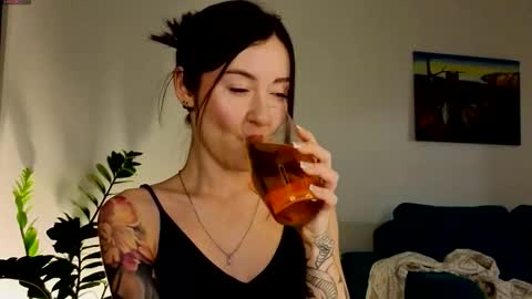 Snapshot of ambientmoon chatting on February 19, 2026, 5:09 pm Moon inst 4mbientmoon online show from February 19, 2026, 5:09 pm