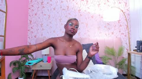 Snapshot of amelia_adms chatting on November 12, 2025, 7:35 pm Amelia Adams online show from November 12, 2025, 7:35 pm