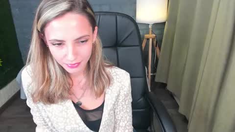amelia_meili online show from November 19, 2025, 1:11 pm