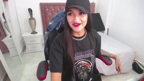 Snapshot of amelierouss chatting on January 14, 2025, 4:50 pm AMELIEROUS .. see you tomorrow kisses online show from January 14, 2025, 4:50 pm