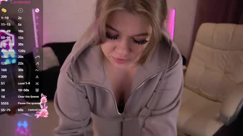 Snapshot of amellywhite chatting on February 25, 2025, 5:15 pm Alina online show from February 25, 2025, 5:15 pm