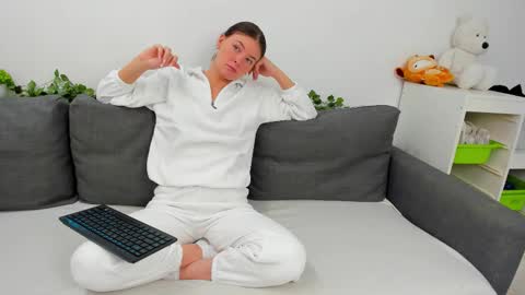 Snapshot of amely_lov chatting on March 14, 2026, 9:04 am Eva online show from March 14, 2026, 9:04 am