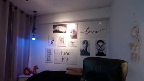 Snapshot of amethystshadow chatting on January 11, 2026, 3:39 pm amethystshadow online show from January 11, 2026, 3:39 pm