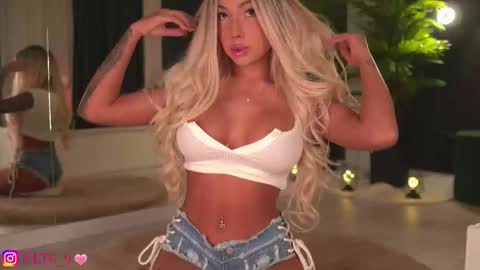 Snapshot of amunajaxson chatting on December 16, 2025, 11:32 pm ------------- online show from December 16, 2025, 11:32 pm