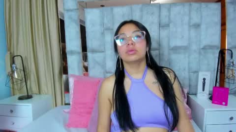Emy Noa  online show from May 19, 2026, 1:00 am