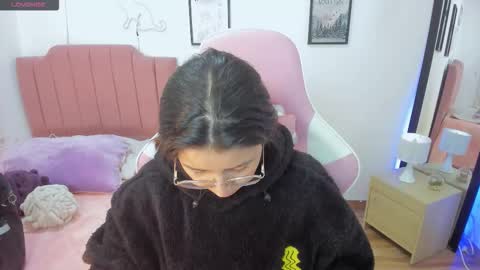 Snapshot of amy_sophiaa chatting on November 18, 2025, 12:31 pm Amy sophia 3 online show from November 18, 2025, 12:31 pm
