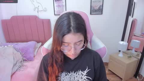 Snapshot of amy_sophiaa chatting on November 21, 2025, 2:27 pm Amy sophia 3 online show from November 21, 2025, 2:27 pm