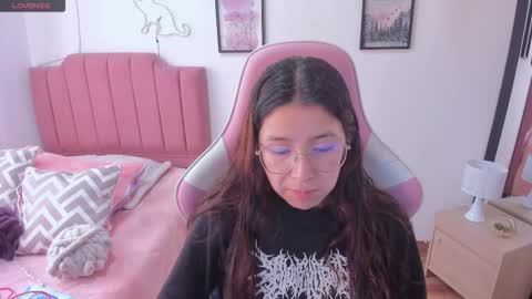 Snapshot of amy_sophiaa chatting on December 3, 2025, 1:31 pm Amy sophia 3 online show from December 3, 2025, 1:31 pm