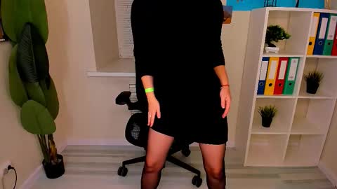 Snapshot of ana_mills chatting on October 18, 2025, 3:24 pm Ana online show from October 18, 2025, 3:24 pm