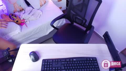 Snapshot of anahi_maite chatting on November 17, 2025, 12:00 pm Anahi online show from November 17, 2025, 12:00 pm