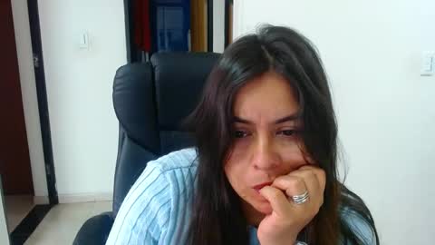 Snapshot of anaids_dam chatting on March 12, 2025, 6:33 pm anaids online show from March 12, 2025, 6:33 pm