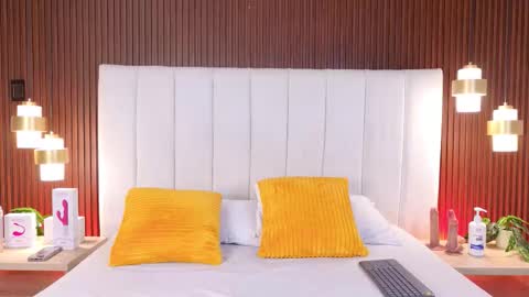 Mia online show from October 22, 2025, 12:27 pm