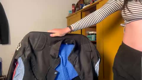 Snapshot of andrea_1011 chatting on December 11, 2024, 7:20 am Andrea online show from December 11, 2024, 7:20 am