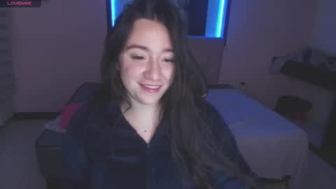 Snapshot of andrea_ramoss_ chatting on March 7, 2025, 8:45 am Andrea Ramos online show from March 7, 2025, 8:45 am
