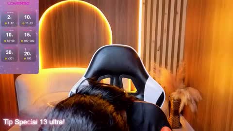 andrea_tx online show from February 14, 2026, 8:05 pm