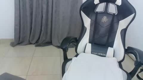 andres180950734 online show from December 4, 2025, 10:46 am